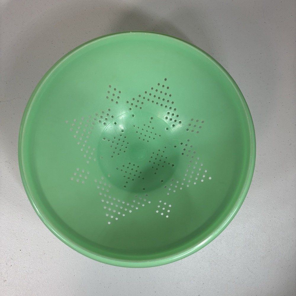 Tupperware Colander Food Strainer Bowl Jadeite Green 339-3Footed. Vintage Faded